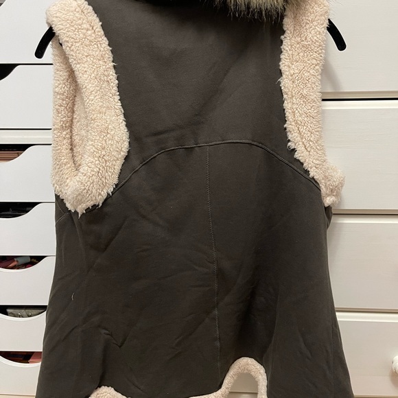 Sherpa lined vest with faux fur neckline - Picture 3 of 5